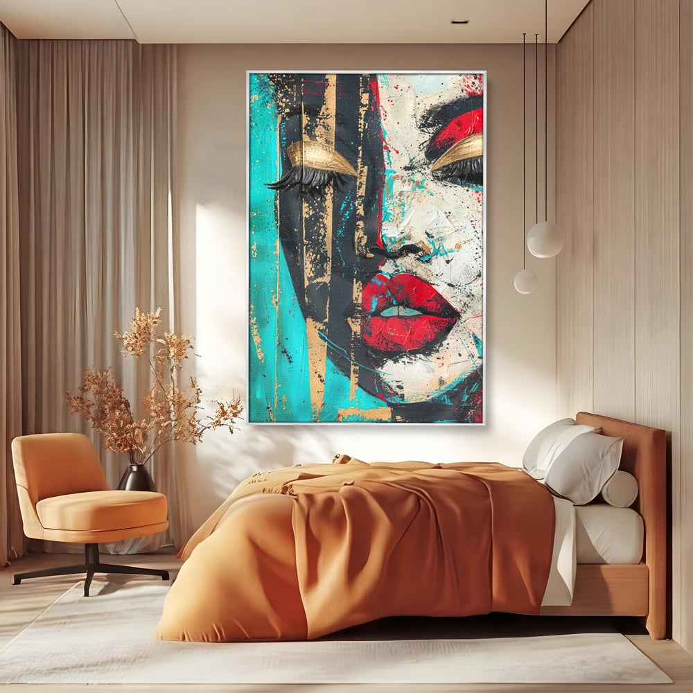 Tablou canvas cu tablou canvas cu portret avangardist, in rama de aluminiu argintiu, pe perete intr-un dormitor